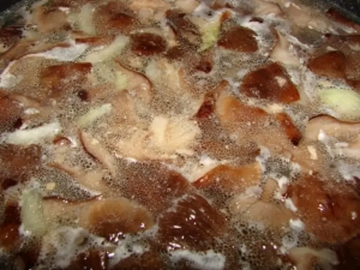 Суп с домашней лапшой, тушёнкой и грибами: шаг 5