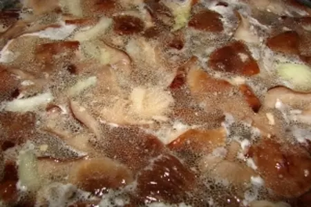 Суп с домашней лапшой, тушёнкой и грибами: шаг 5