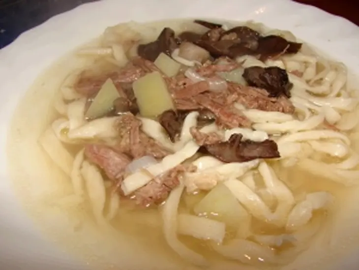 Суп с домашней лапшой, тушёнкой и грибами: шаг 6