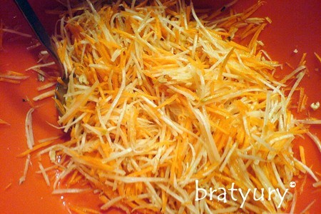 Салат из тёртой моркови с капустой кольраби: шаг 1