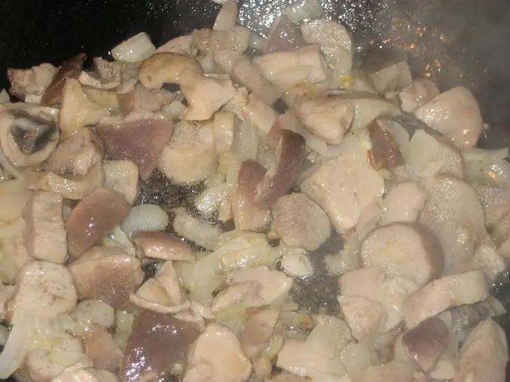Конвертики с курицей и белыми грибами: шаг 2