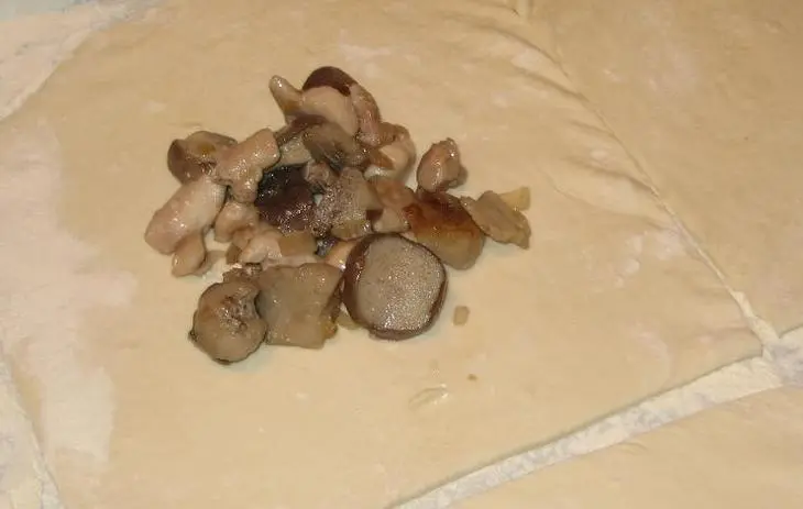 Конвертики с курицей и белыми грибами: шаг 4