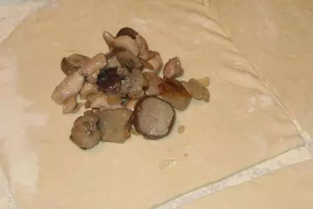 Конвертики с курицей и белыми грибами: шаг 4
