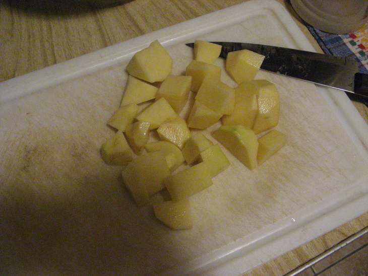 Тушеная капуста с сардельками и картошкой: шаг 1