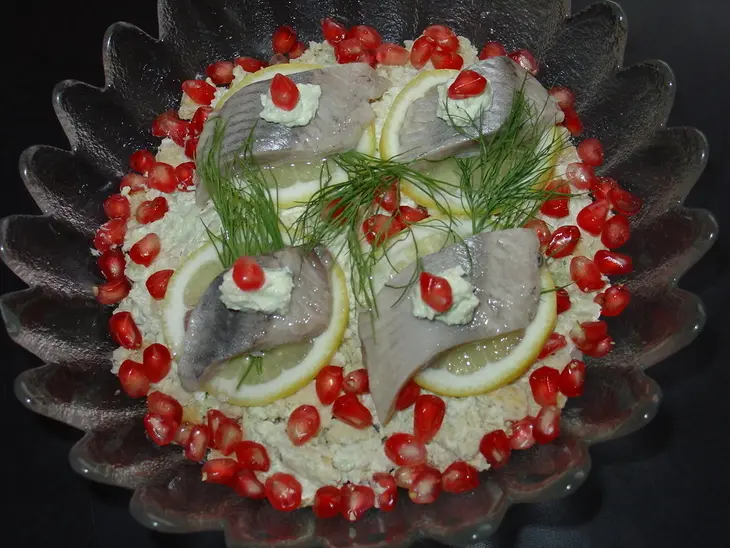 Салат-закуска с сельдью,авокадо и крекером.: шаг 1