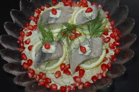 Салат-закуска с сельдью,авокадо и крекером.: шаг 1