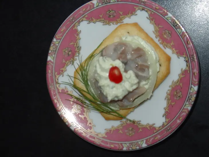 Салат-закуска с сельдью,авокадо и крекером.: шаг 2