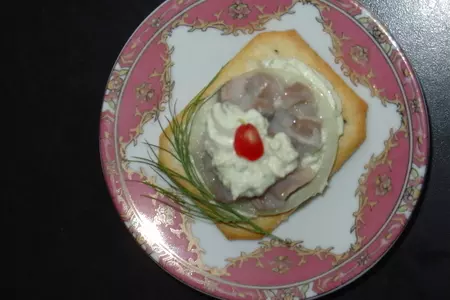 Салат-закуска с сельдью,авокадо и крекером.: шаг 2