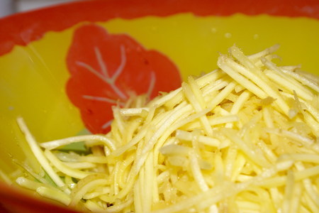 Лёгкий салат с клубникой, манго и китайской капустой: шаг 1
