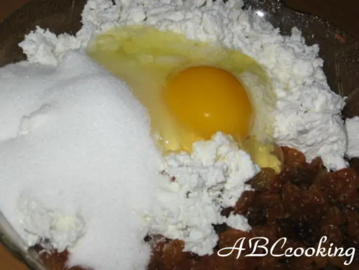 Слойки с творогом и изюмом: шаг 1