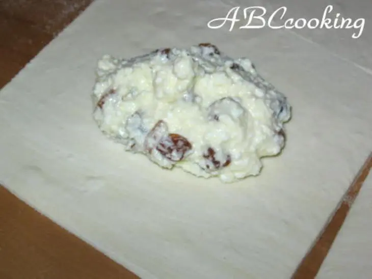 Слойки с творогом и изюмом: шаг 4