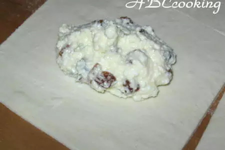 Слойки с творогом и изюмом: шаг 4