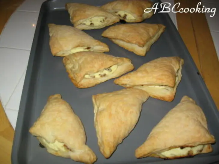 Слойки с творогом и изюмом: шаг 7