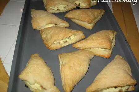 Слойки с творогом и изюмом: шаг 7