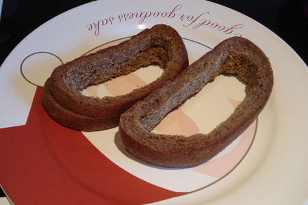 Глазунья в хлебных формочках: шаг 1