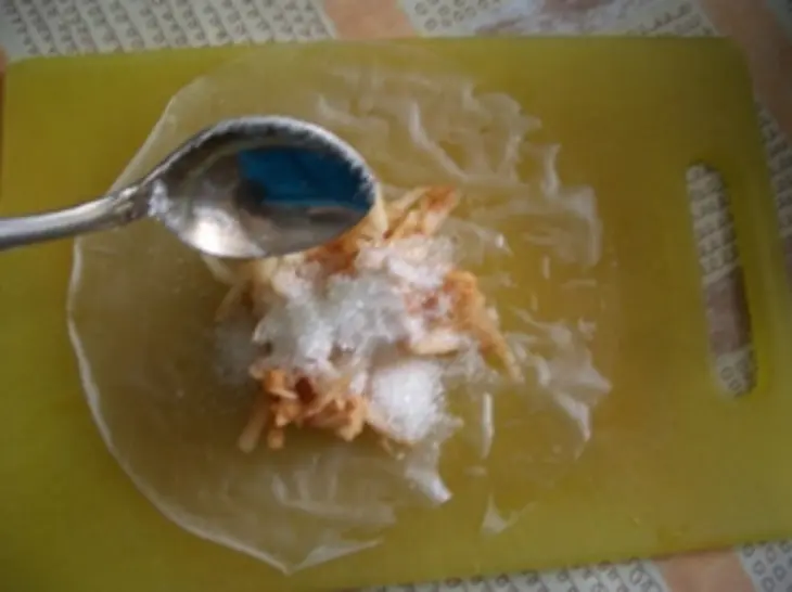 Яблоки в рисовых конвертиках: шаг 4