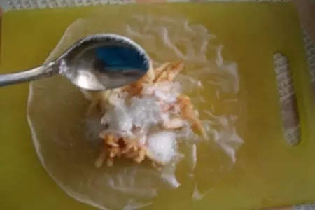 Яблоки в рисовых конвертиках: шаг 4