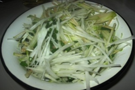 Салат из зеленой редьки: шаг 2