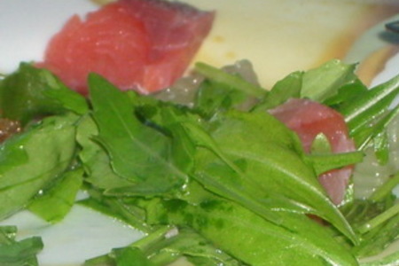 Салат из рукколы с красной рыбой: шаг 1