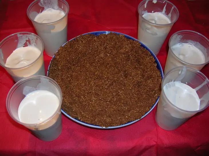 Шоколадный торт с кофейными куличиками из мороженного: шаг 3