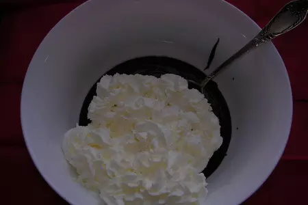 Шоколадный торт с кофейными куличиками из мороженного: шаг 5