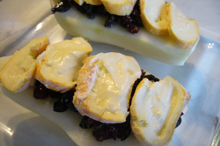 Груши, фаршированные оливково-клюквенной пастой, запеченные под мягким сыром: шаг 5