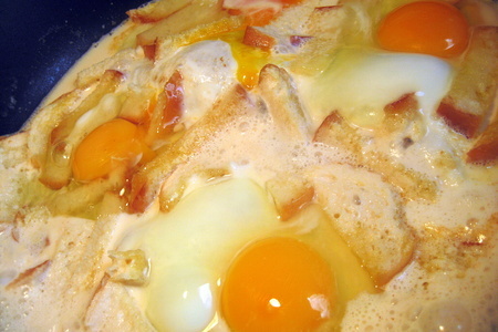 Яйца в топлёном молоке с белым хлебом и моцареллой.: шаг 2