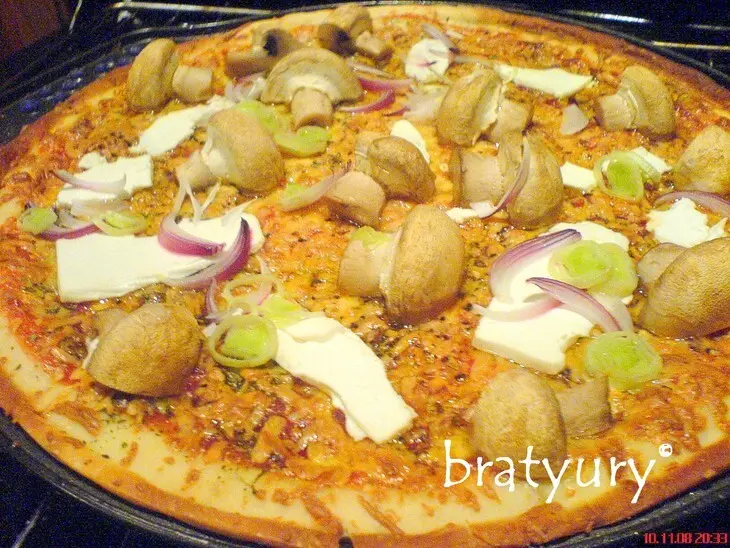 Pizza vegetariana con funghi e fetta - пицца вегетарианская с грибами и брынзой: шаг 1