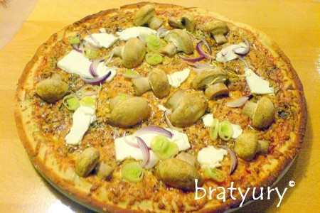 Pizza vegetariana con funghi e fetta - пицца вегетарианская с грибами и брынзой: шаг 3