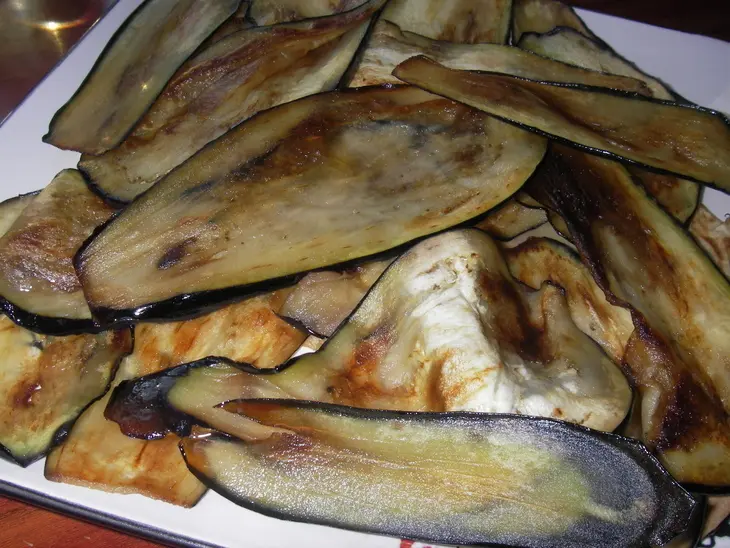Кабачково-мясной рулет с баклажанами: шаг 5