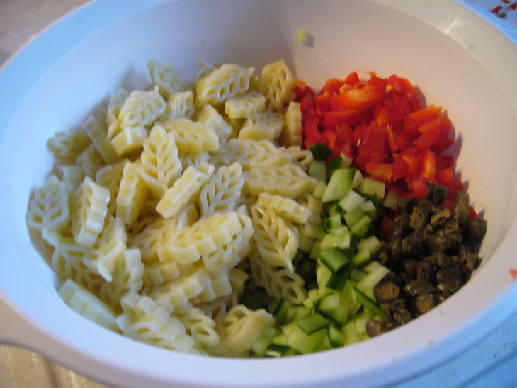 Салат  (nudelsalat)из макарон с тунцом: шаг 1