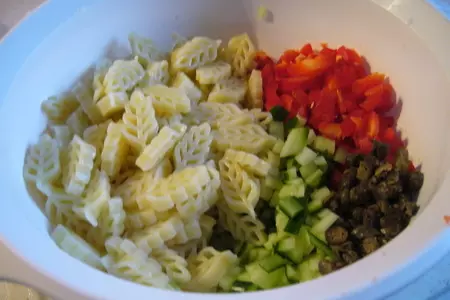 Салат  (nudelsalat)из макарон с тунцом: шаг 1