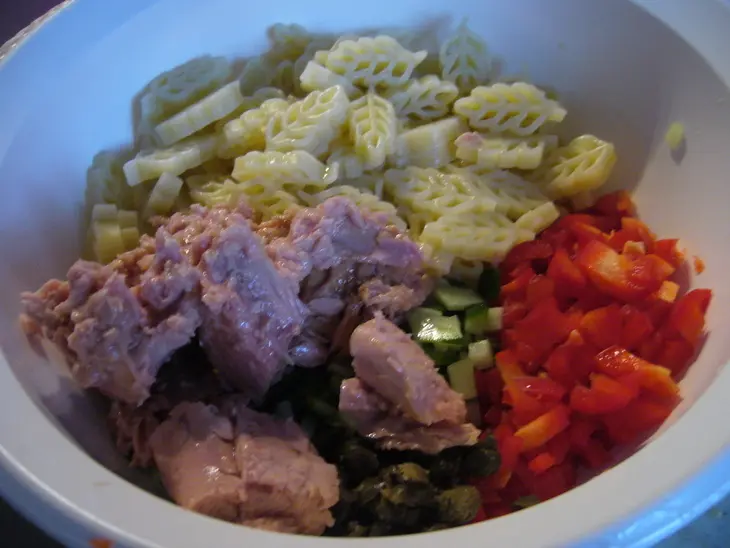 Салат  (nudelsalat)из макарон с тунцом: шаг 2