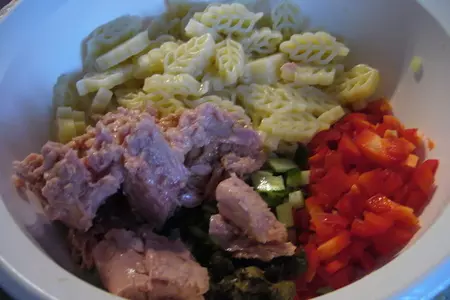 Салат  (nudelsalat)из макарон с тунцом: шаг 2