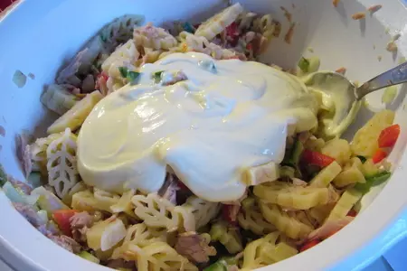 Салат  (nudelsalat)из макарон с тунцом: шаг 3