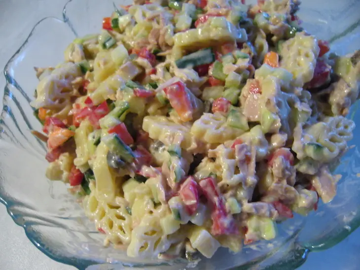 Салат  (nudelsalat)из макарон с тунцом: шаг 4