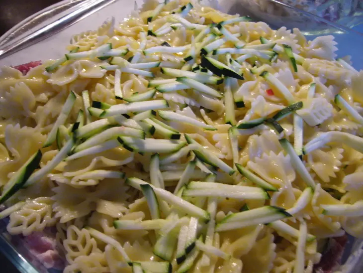 Мясо, запеченное под  макронно-овощным гарниром,  быстро и без особых хлопот: шаг 2