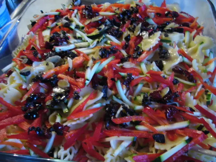 Мясо, запеченное под  макронно-овощным гарниром,  быстро и без особых хлопот: шаг 3