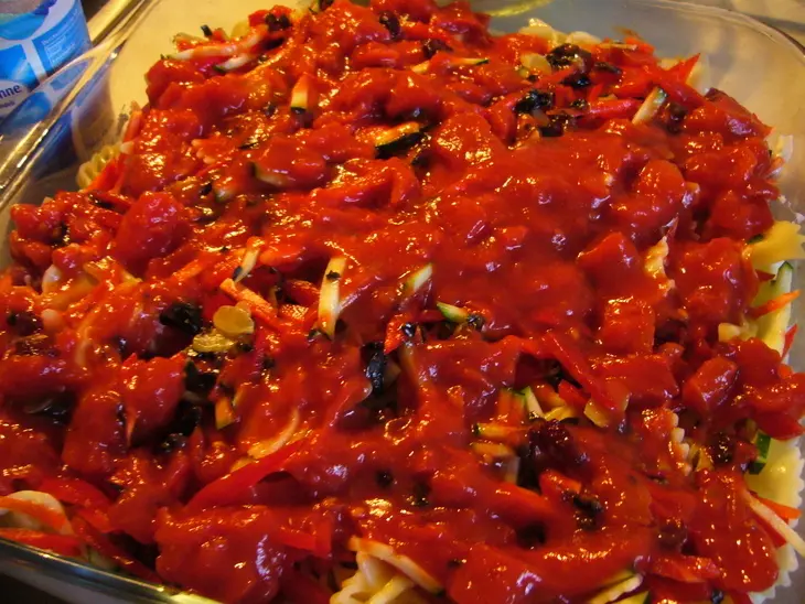 Мясо, запеченное под  макронно-овощным гарниром,  быстро и без особых хлопот: шаг 4