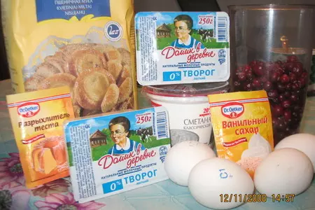 Бисквитный пирог с клюквой и творогом: шаг 1