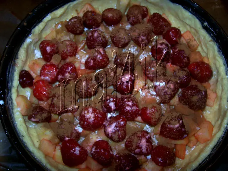 Сметанный пирог с клубникой и яблоками: шаг 4