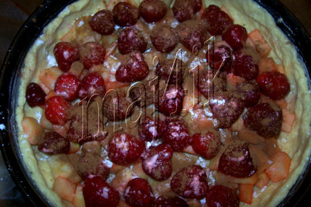 Сметанный пирог с клубникой и яблоками: шаг 4