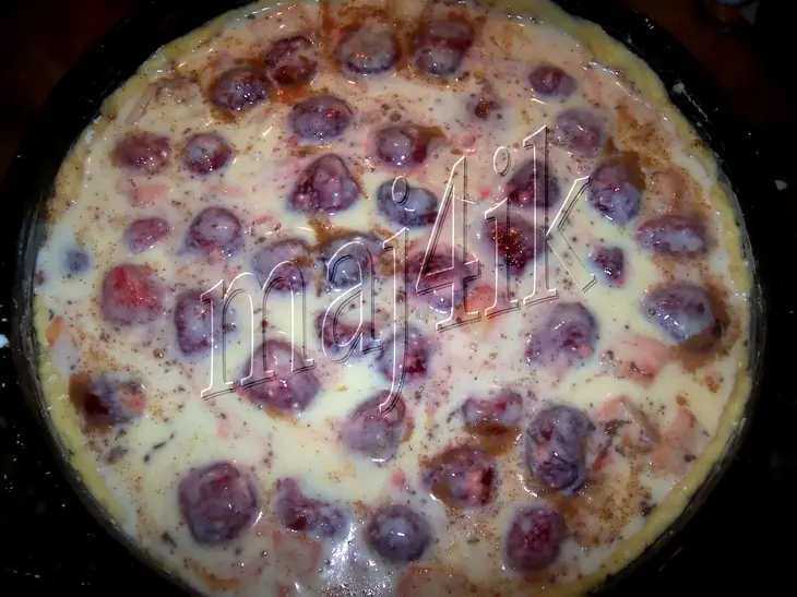 Сметанный пирог с клубникой и яблоками: шаг 5