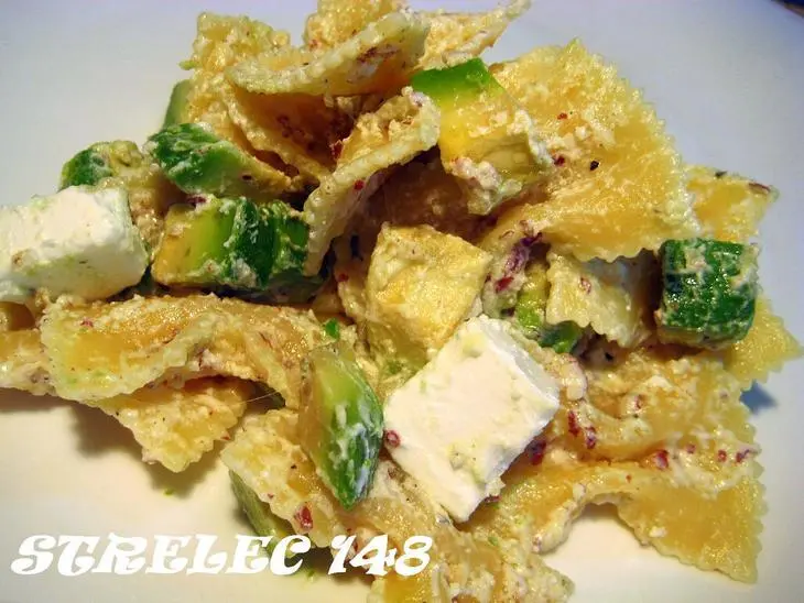 Тёплый салат с фарфалле, брынзой и авокадо.: шаг 4