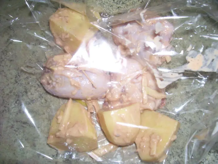 Куриные бедрышки,фаршированные яблочком: шаг 4