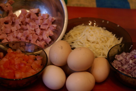 Омлет с ветчиной, луком, сыром и помидорами: шаг 1