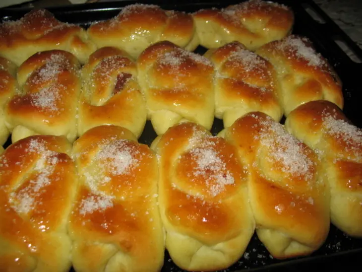 Сдобные булочки с начинкой: шаг 1