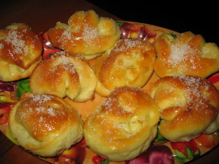Сдобные булочки с начинкой: шаг 3