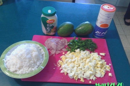 Салат из авокадо и риса: шаг 1
