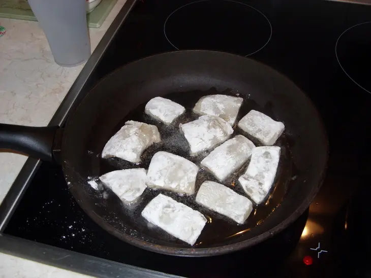 Кальмары в сметанном соусе с оранжевым рисом: шаг 3
